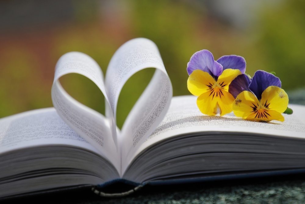 Kirja, sydän ja kukkia