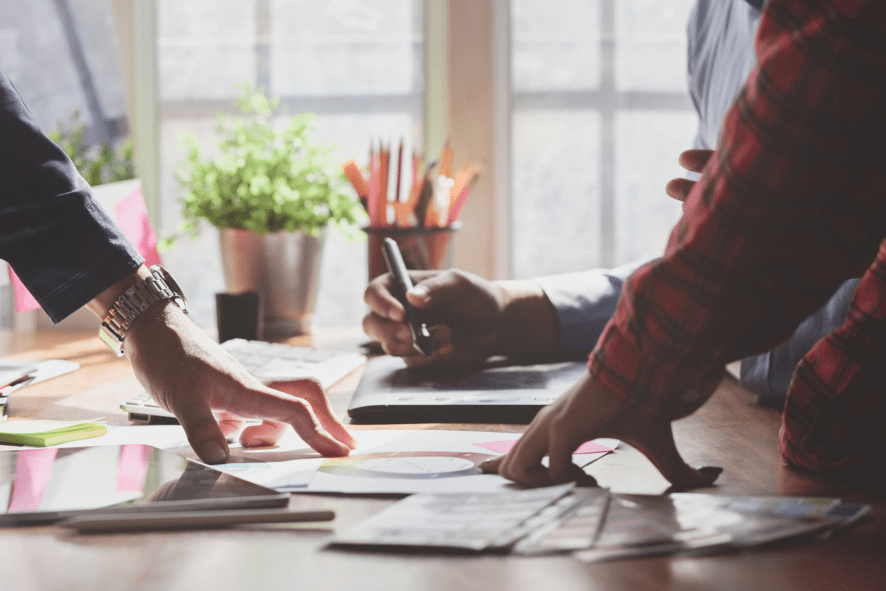 Kuvituskuva Oppaat-sivulle. Kuva, jossa työpöydällä erilaisia oppaita.