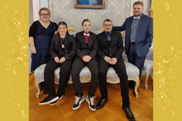 Vuoden isä 2024 palkinnon saanut Jorma perheineen.