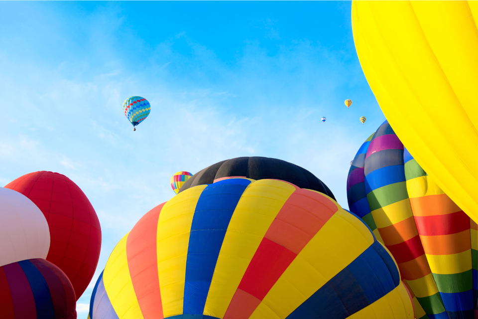 Useita kuumailmapalloja taivaalla.