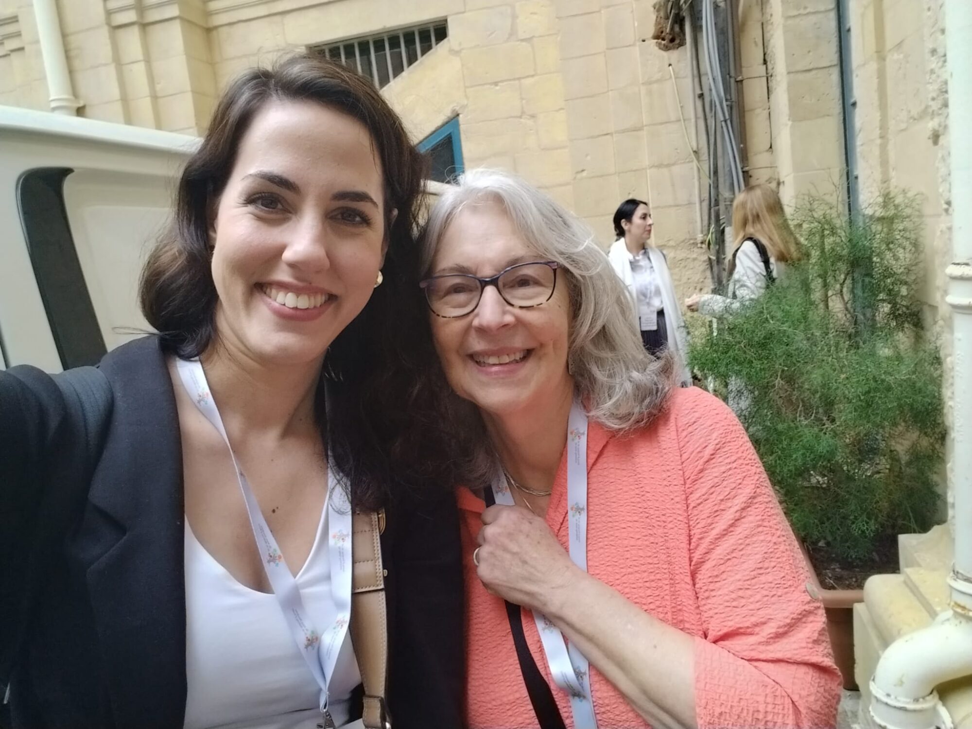 Heidi Karvonen ja Patricia Papernow Maltan uusperhekonferenssissa.