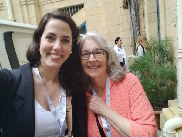 Heidi Karvonen ja Patricia Papernow Maltan uusperhekonferenssissa.