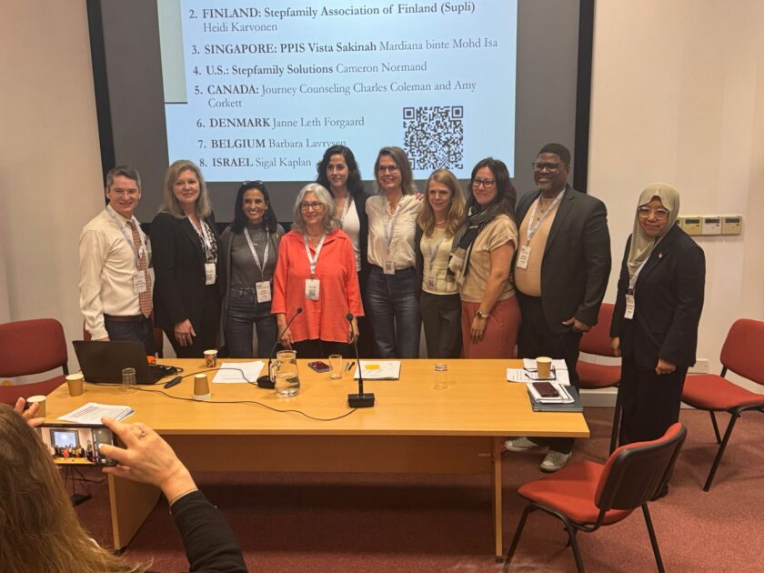 Yhteiskuva kymmenestä henkilöstä, jotka puhuivat konferenssin paneelissa.