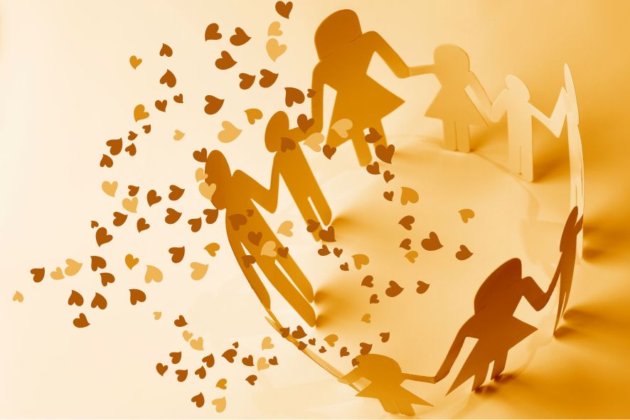 Paperista leikatut perheen siluetit ja sydämiä.