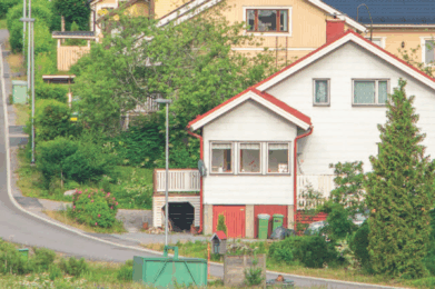 Vehreällä omakotitaloalueella sijaitseva talo.