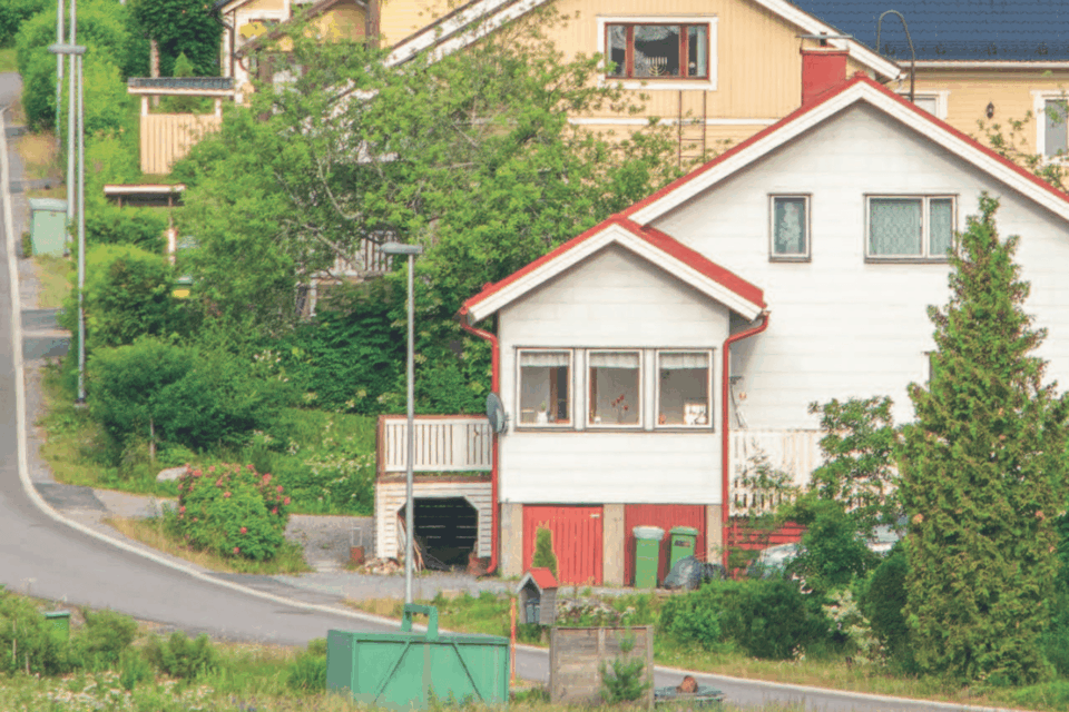 Vehreällä omakotitaloalueella sijaitseva talo.