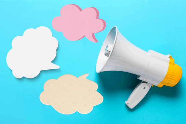 Megafoni ja kolme puhekuplaa.