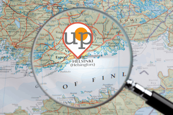 Suurennuslasin läpi katsottuna karttakuva Helsingistä.