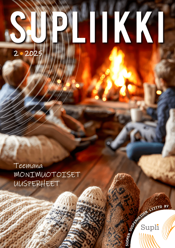 Supliikki-lehden kansikuva, jossa ihmisiä takkatulen äärellä.