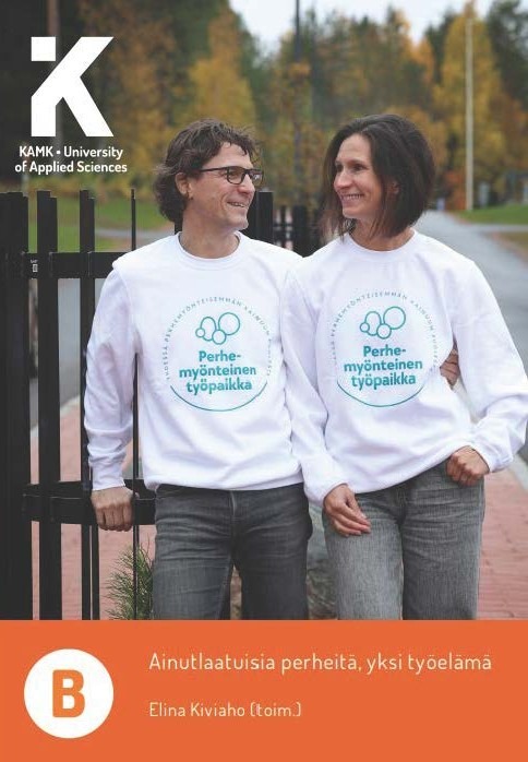 Ainutlaatuisia perheitä, yksi työelämä -oppaan kansi, jonka kuvassa kaksi aikuista kulkee rinnakkain.