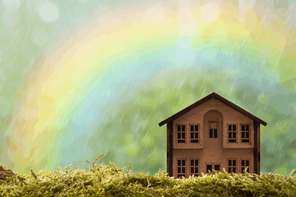 Sateenkaari talon yllä.