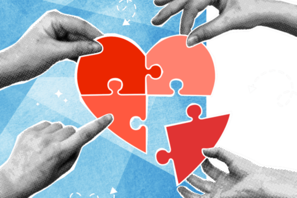 Neljä kättä pitää palapelin palasia, joista muodostuu sydän.